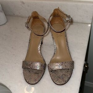 Women's shoes
Great condition 
Iridescent heels